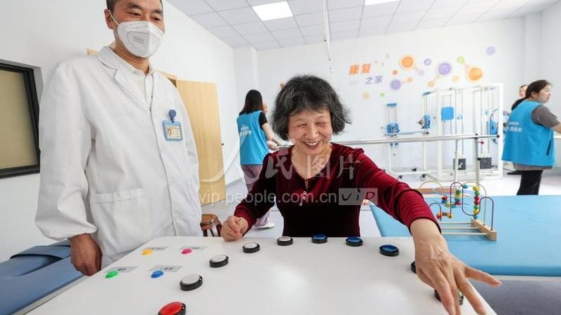 选择加盟养老公寓时，应关注加盟机构的综合实力，包括但不限于以下几点：